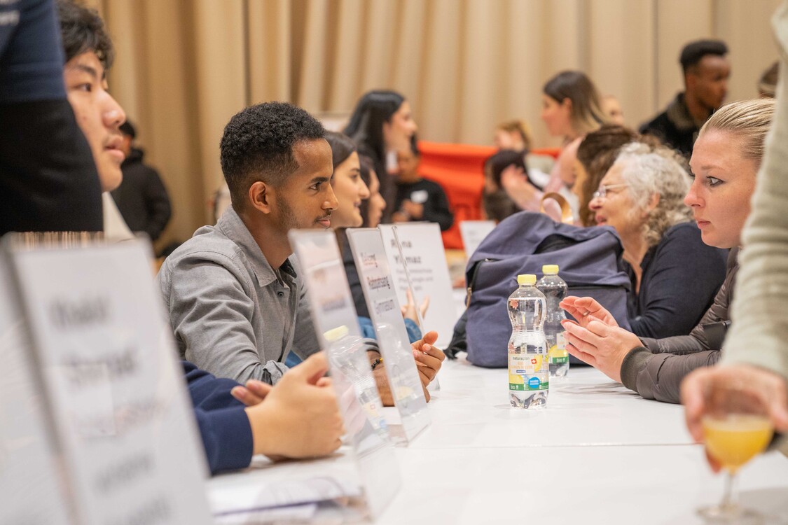 Gespräche an der Solinetz-Veranstaltung Bildungswege für Geflüchtete in Zürich, Nov. 2024