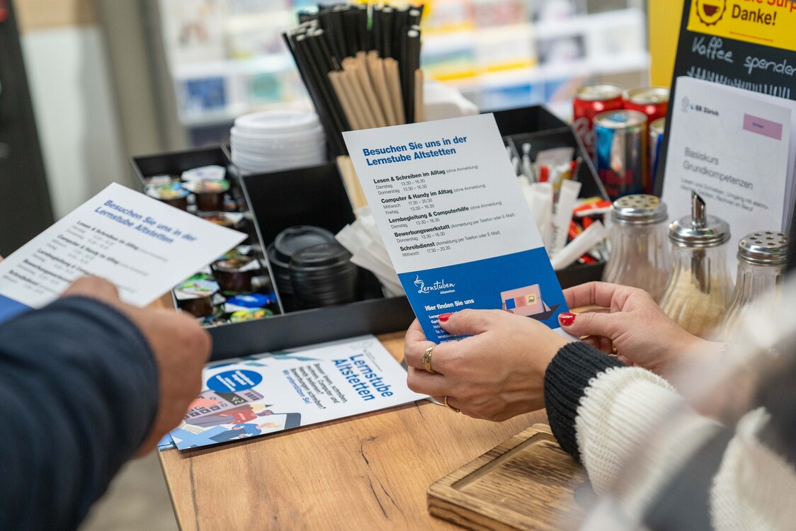 Standaktion Grundkompetenzen in Post Albisrieder Platz in Zürich im November 2024, Detail mit Flyer, Werbematerial