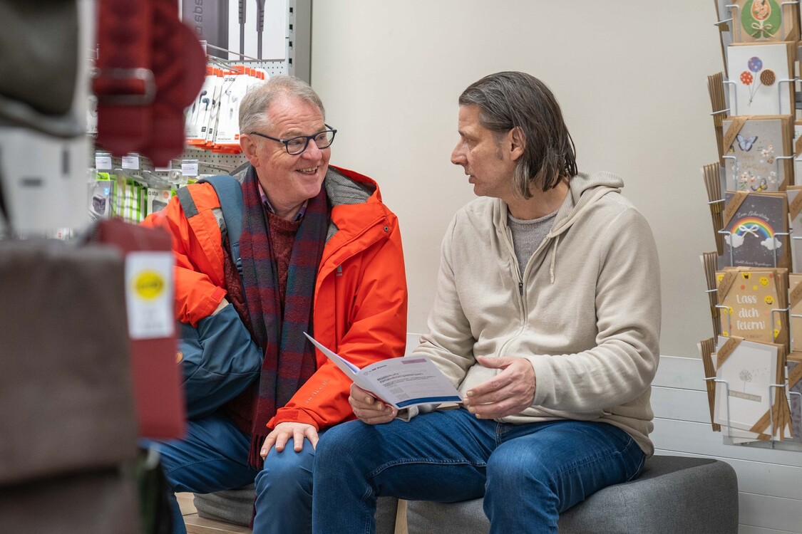 Standaktion Grundkompetenzen in Post Albisrieder Platz in Zürich im November 2024, Gesprächssituation mit zwei Personen