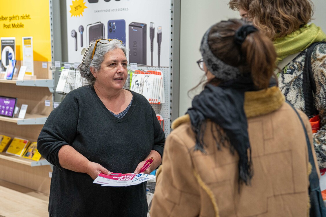 Standaktion Grundkompetenzen in Post Albisrieder Platz in Zürich im November 2024, Gesprächssituation mit zwei Personen