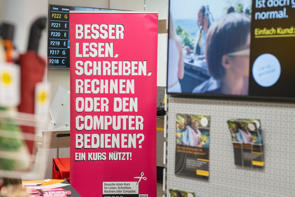 Standaktion Grundkompetenzen Botschafter/-innen in Post Albisrieder Platz in Zürich im November 2024