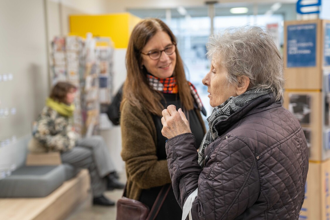 Standaktion Grundkompetenzen in Post Albisrieder Platz in Zürich im November 2024, Gesprächssituation mit zwei Personen