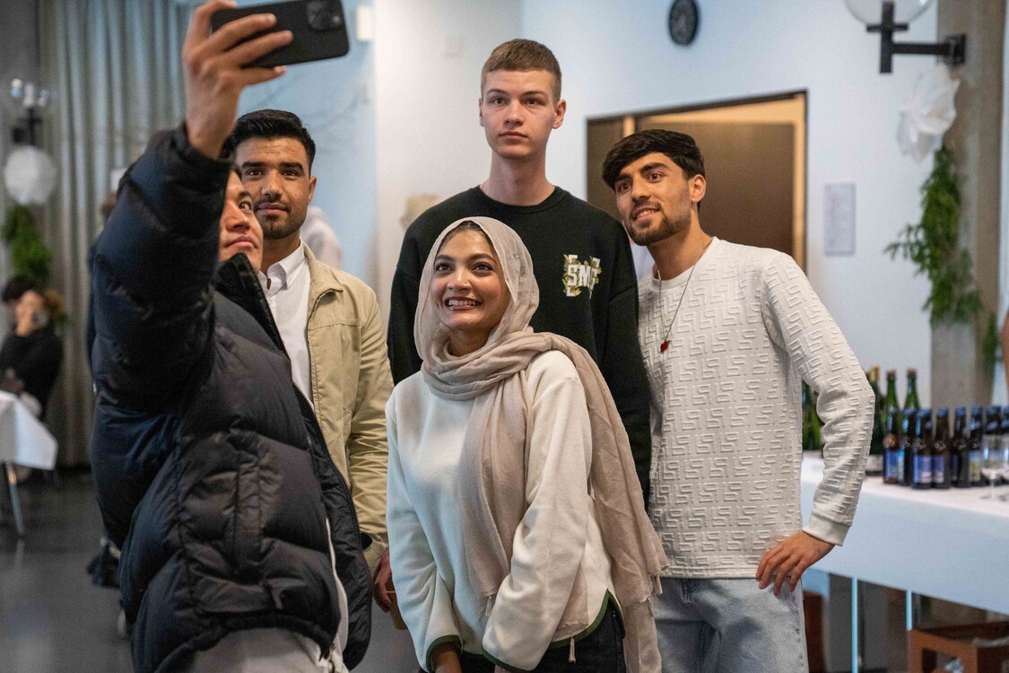 Weihnachtsfeier Kurs START Berufsbildung und Integrationsvorlehre, Teilnehmende machen Selfie