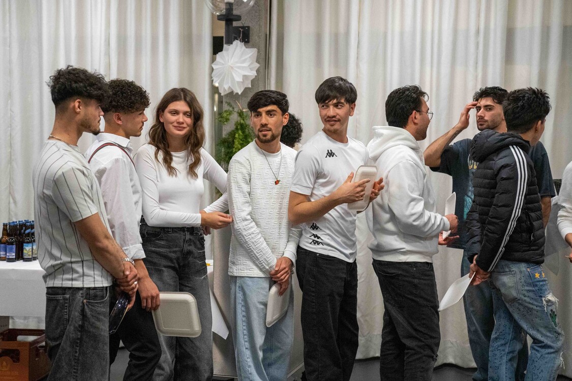 Weihnachtsfeier Kurs START Berufsbildung und Integrationsvorlehre, Gruppe mit Teilnehmenden