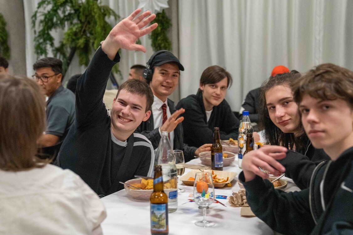 Weihnachtsfeier Kurs START Berufsbildung und Integrationsvorlehre, Teilnehmer feiern