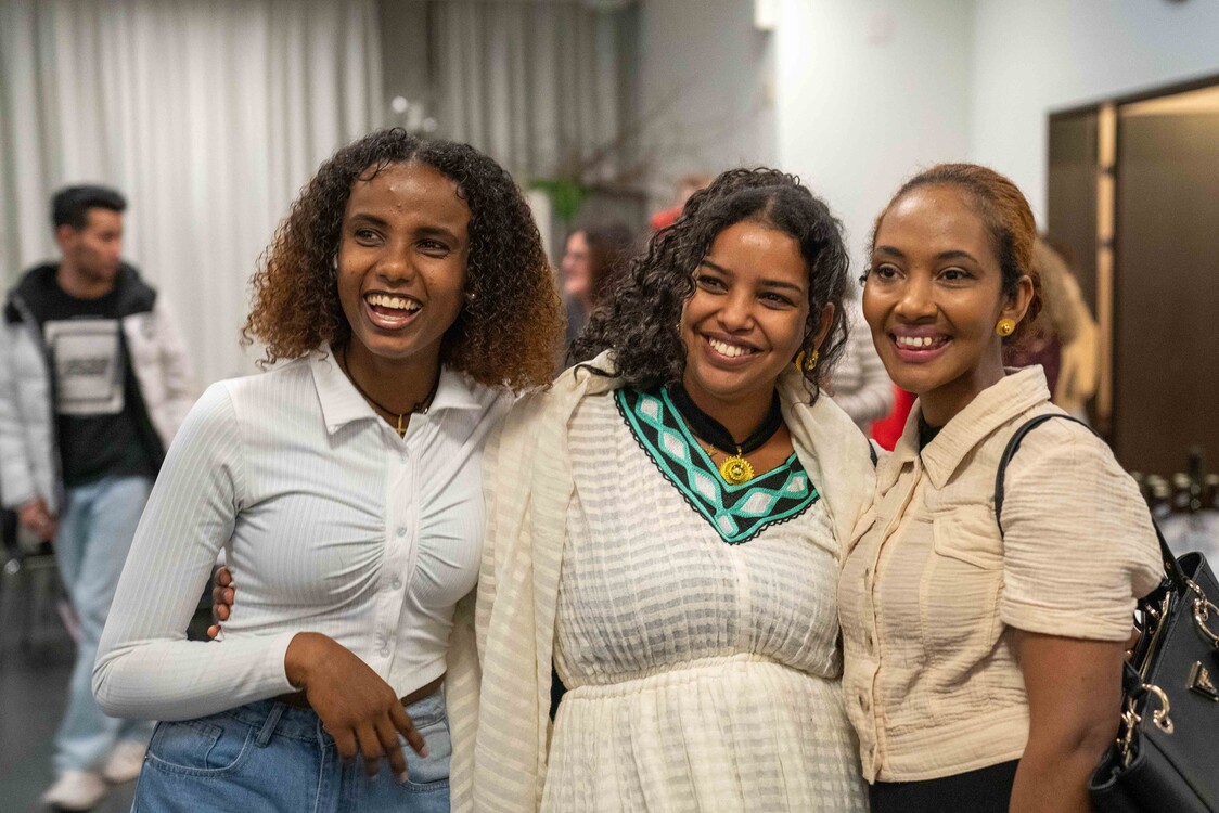 Weihnachtsfeier Kurs START Berufsbildung und Integrationsvorlehre, drei Kursteilnehmerinnen