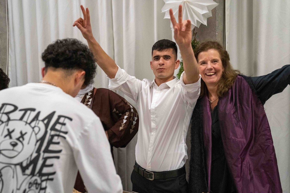 Weihnachtsfeier Kurs START Berufsbildung und Integrationsvorlehre, Terilnehmer und Lehrperson jubeln