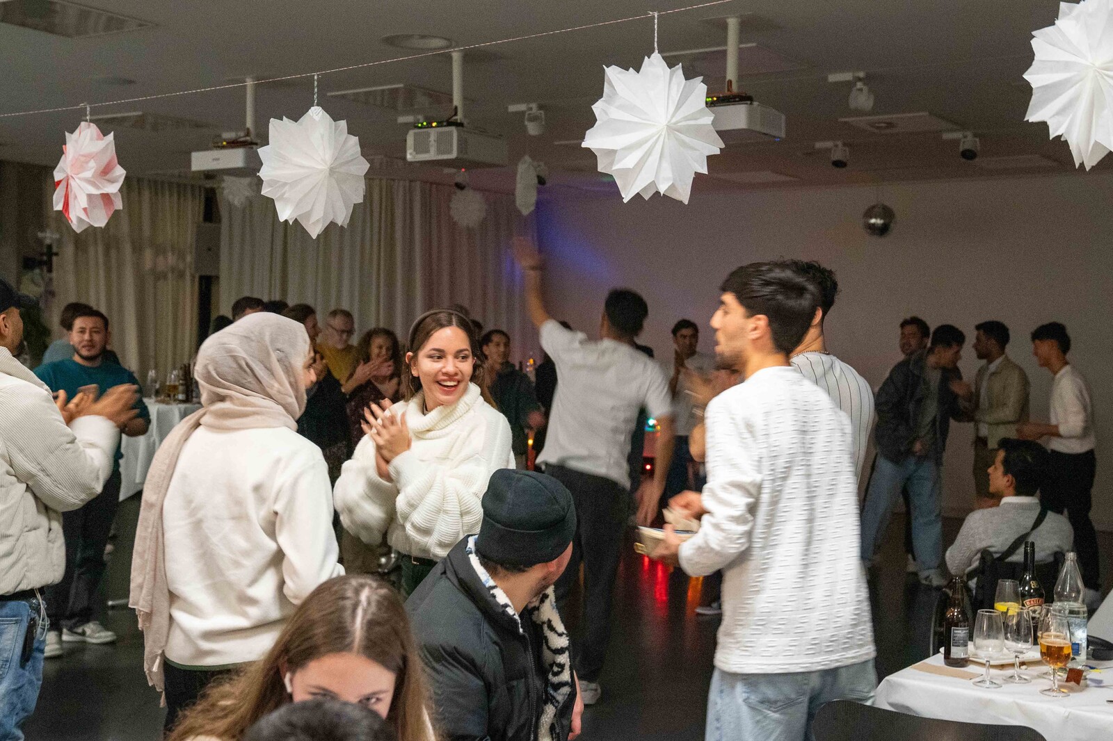 Weihnachtsfeier Kurs START Berufsbildung und Integrationsvorlehre, Teilnehmer/-innen tanzen