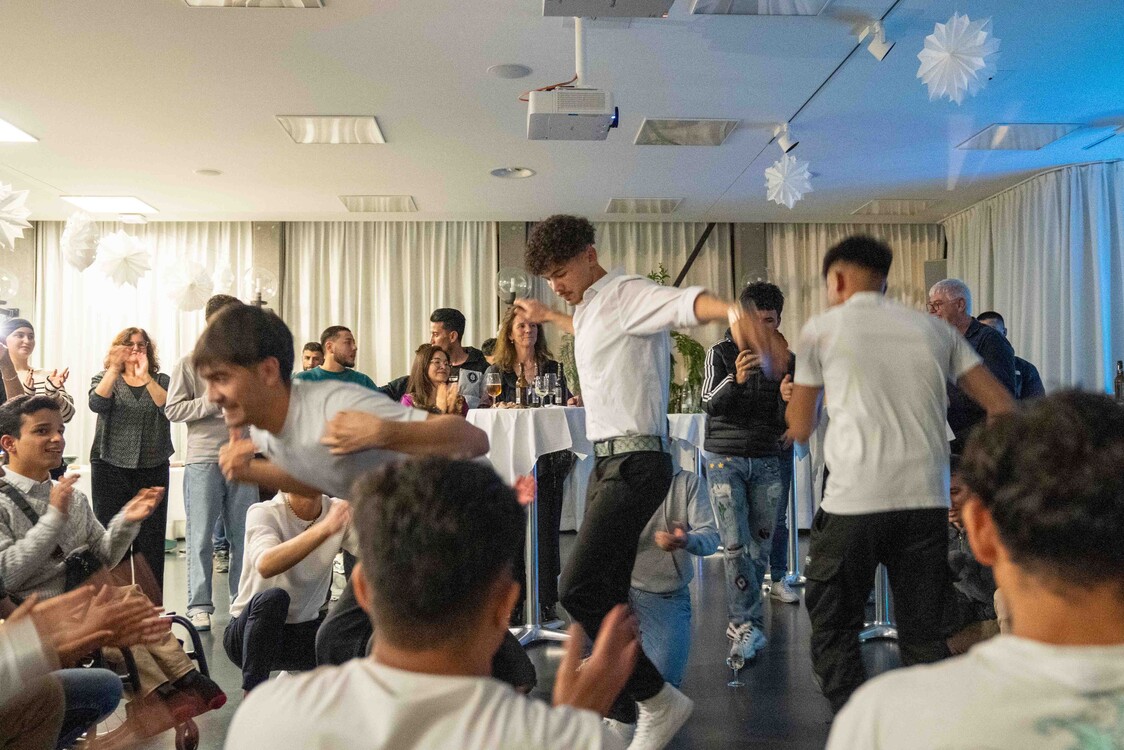 Weihnachtsfeier Kurs START Berufsbildung und Integrationsvorlehre, Teilnehmer/-innen tanzen