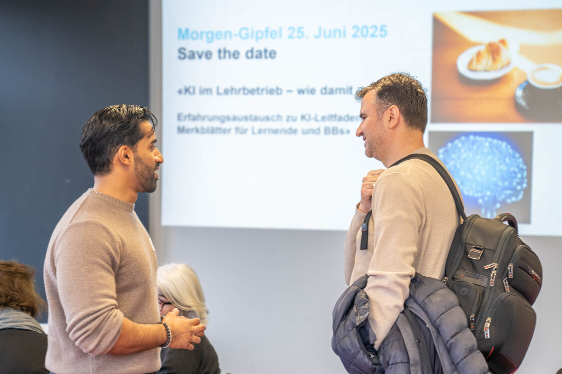 Stehende Konversation von zwei Teilnehmer des Morgengipfels