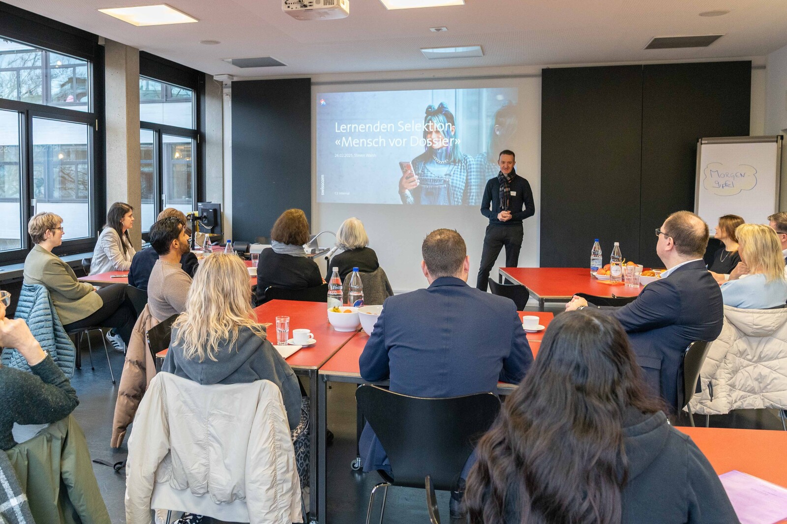 Gruppenbild von hinten während der Präsentation