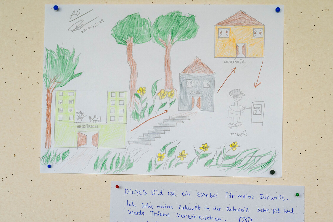 das bild zeigt eine schule, die über eine treppe zu einer anderen schule und zu einer lehrstelle führt