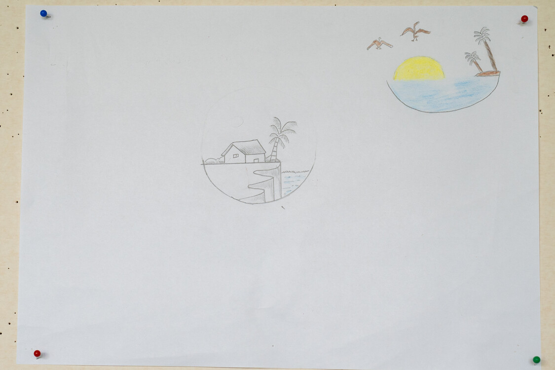 das bild zeigt ein haus am meer und einen sonnenuntergang mit palmen