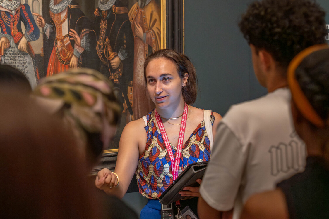 Expertin und Kursteilnehmer/-innen im Landesmuseum Zürich