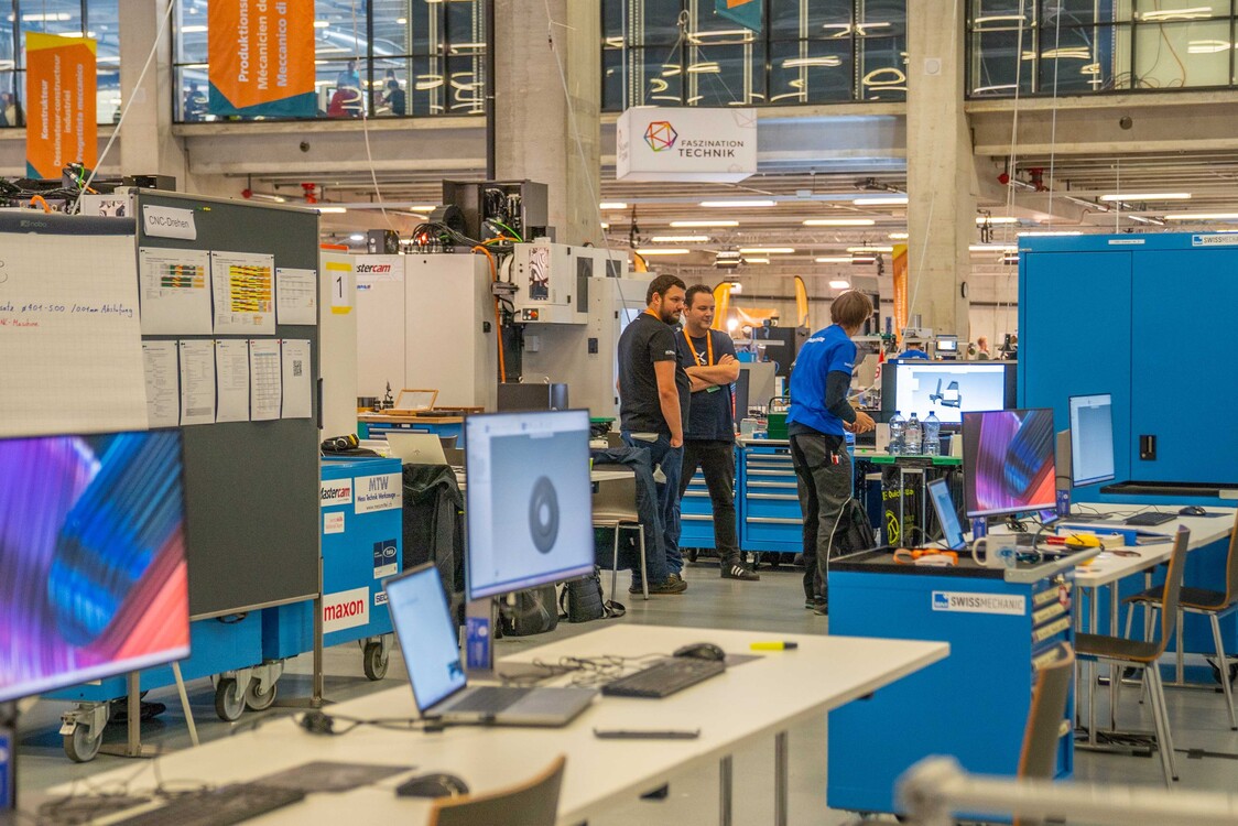 Teilnehmer START Berufsbildung der EB Zürich besuchen die SwissSkills 2025 in Bern.