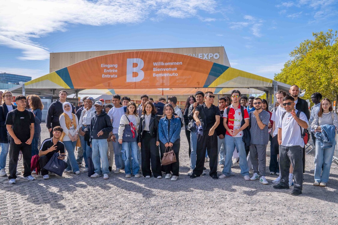 Teilnehmer START Berufsbildung der EB Zürich besuchen die SwissSkills 2025 in Bern.