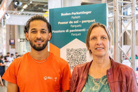 Tamim und und seine Lehrerin Patrizia an den SwissSkills 2025 in Bern.