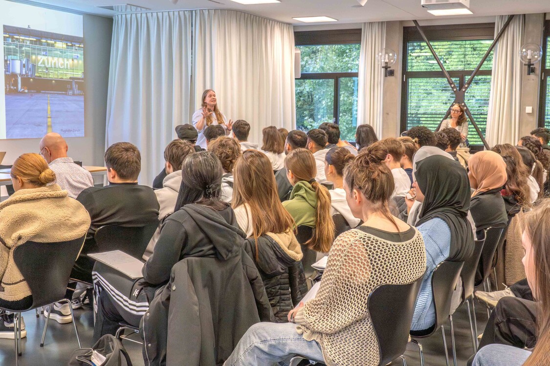 Ausbildungsverantwortliche vom Flughafen Zürich stellt Lehrberufe an der EB Zürich vor.