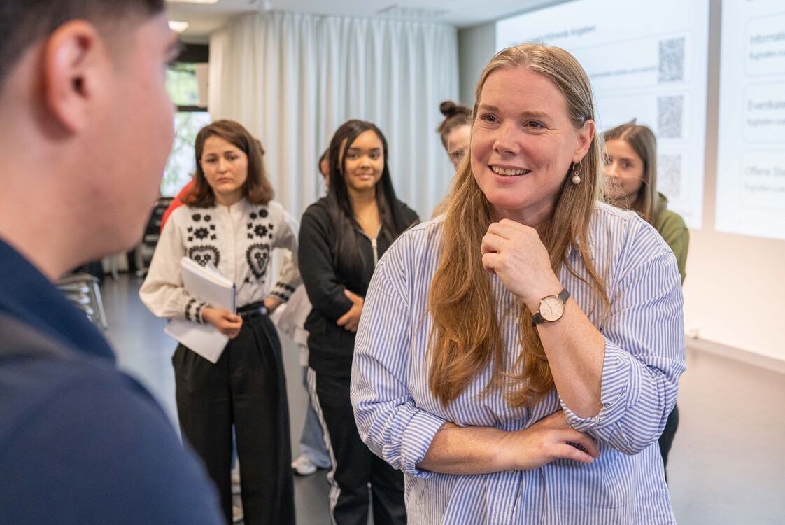 Ausbildungsverantwortliche vom Flughafen Zürich stellt Lehrberufe an der EB Zürich vor.