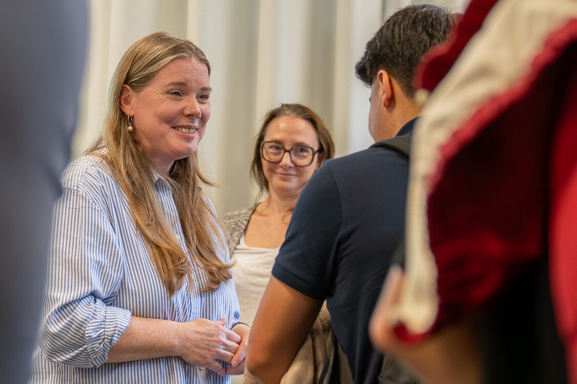 Ausbildungsverantwortliche vom Flughafen Zürich stellt Lehrberufe an der EB Zürich vor.