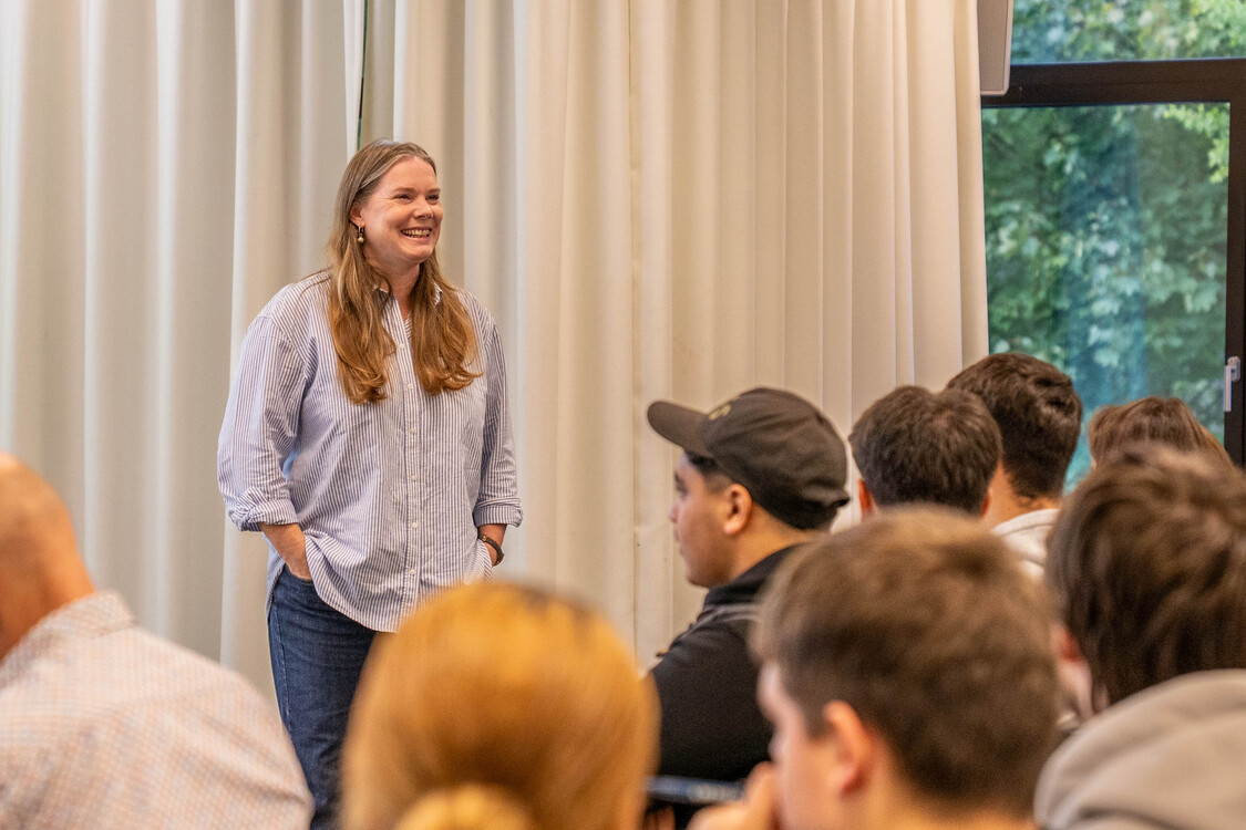 Ausbildungsverantwortliche vom Flughafen Zürich stellt Lehrberufe an der EB Zürich vor.