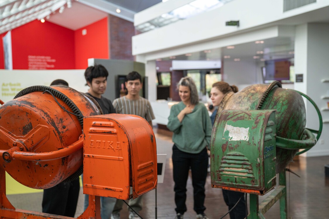 Der Kurs Integrationsvorlehre (INVOL) der EB Zürich besucht das Voegele Kultur Zentrum.