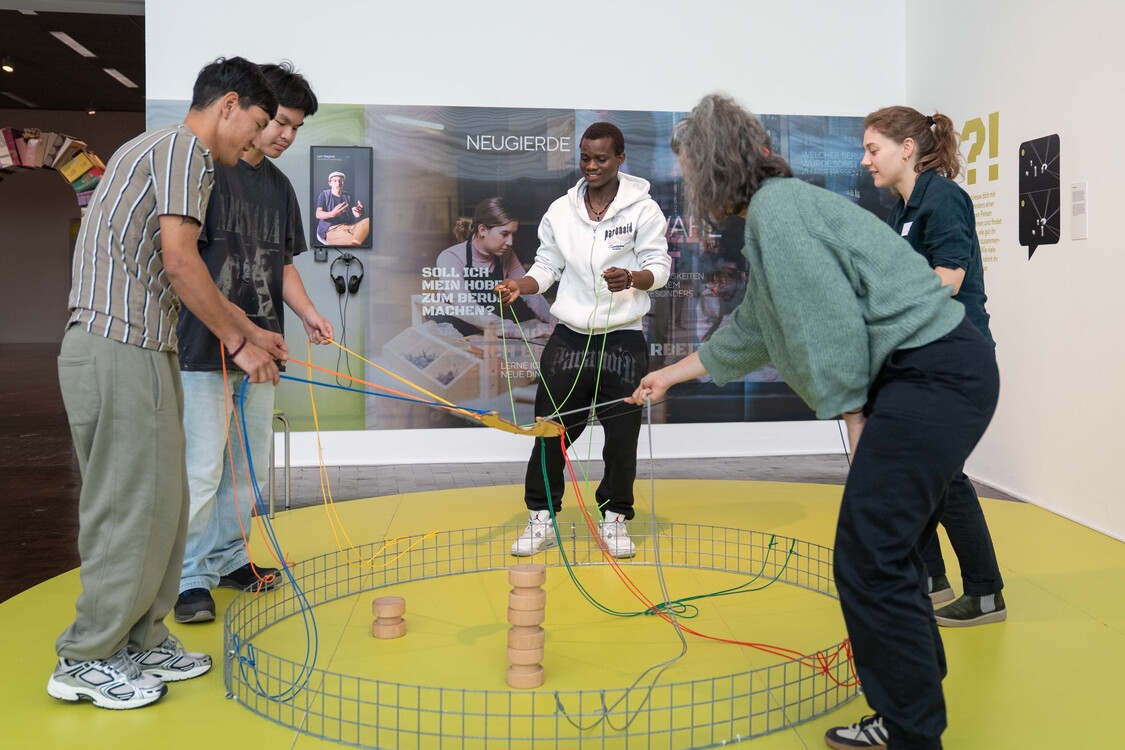 Der Kurs Integrationsvorlehre (INVOL) der EB Zürich besucht das Voegele Kultur Zentrum.