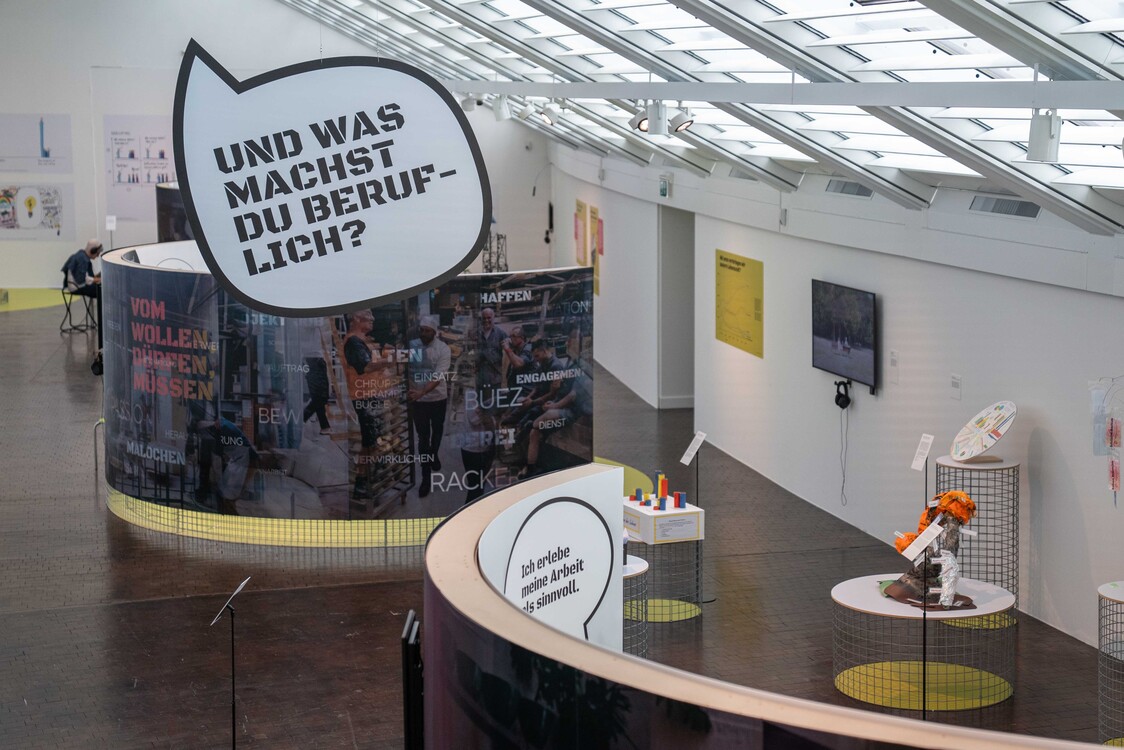 Der Kurs Integrationsvorlehre (INVOL) der EB Zürich besucht das Voegele Kultur Zentrum.