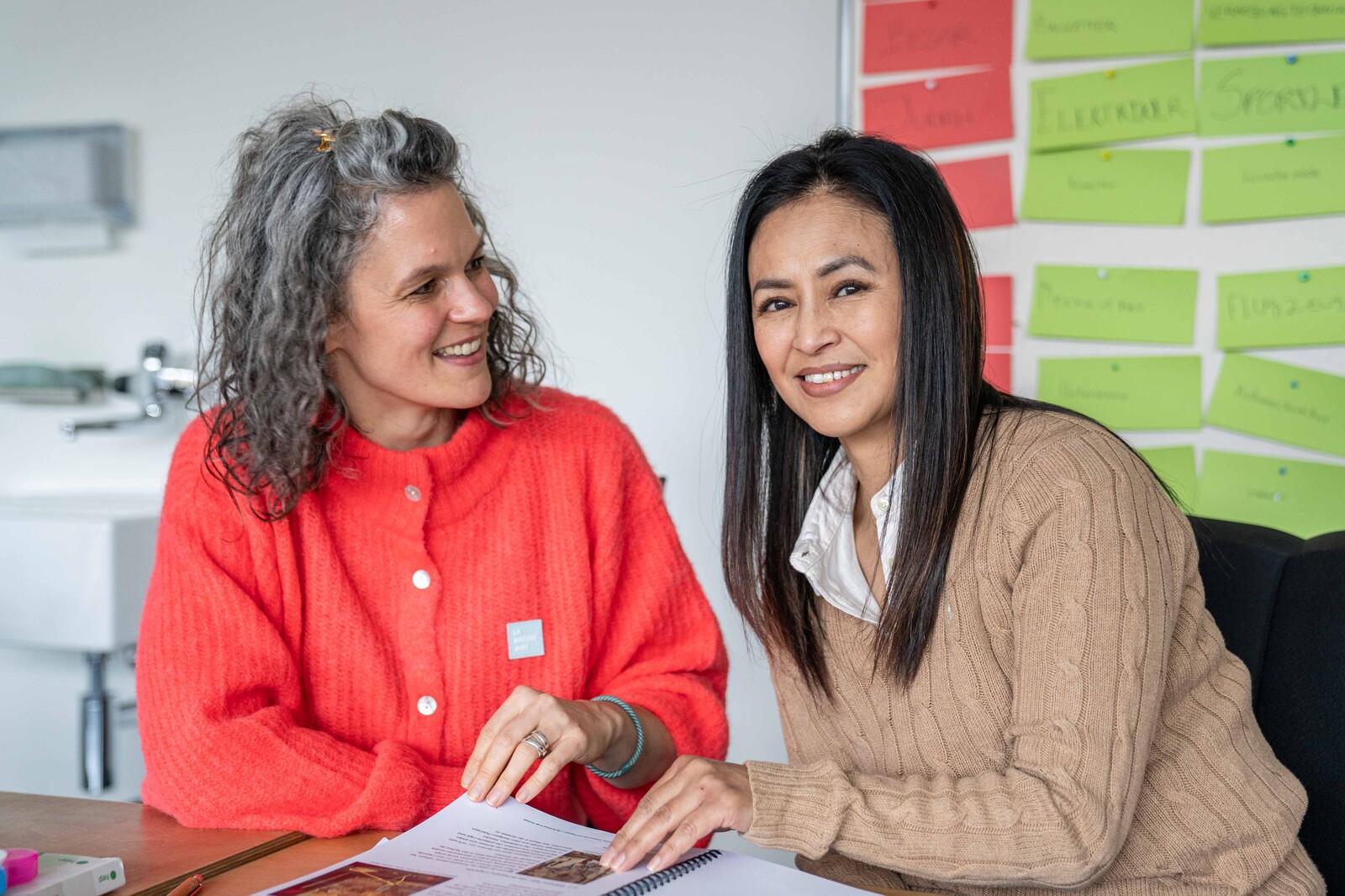 Kursleiterin Ursina V. zusammen mit Sonam N. bei der Besprechung der Vertiefungsarbeit