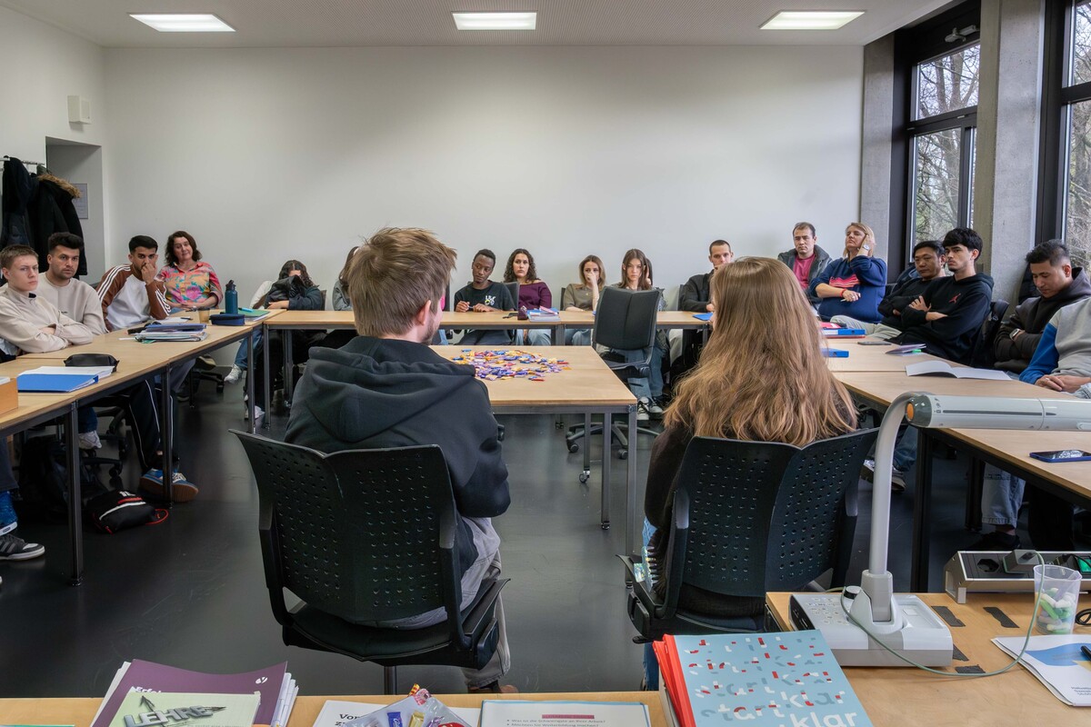Ehemalige Kursteilnehmende von Klassenlehrperson Dominque Sandoz Mey besuchen besuchen sie und ihren Kurs START! Berufsbildung und erzählen von ihren Erfahrungen bei der erfolgreichen Suche nach einer INVOL-Stelle.