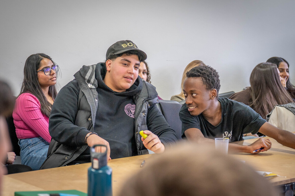 Ehemalige Kursteilnehmende von Klassenlehrperson Dominque Sandoz Mey besuchen besuchen sie und ihren Kurs START! Berufsbildung und erzählen von ihren Erfahrungen bei der erfolgreichen Suche nach einer INVOL-Stelle.