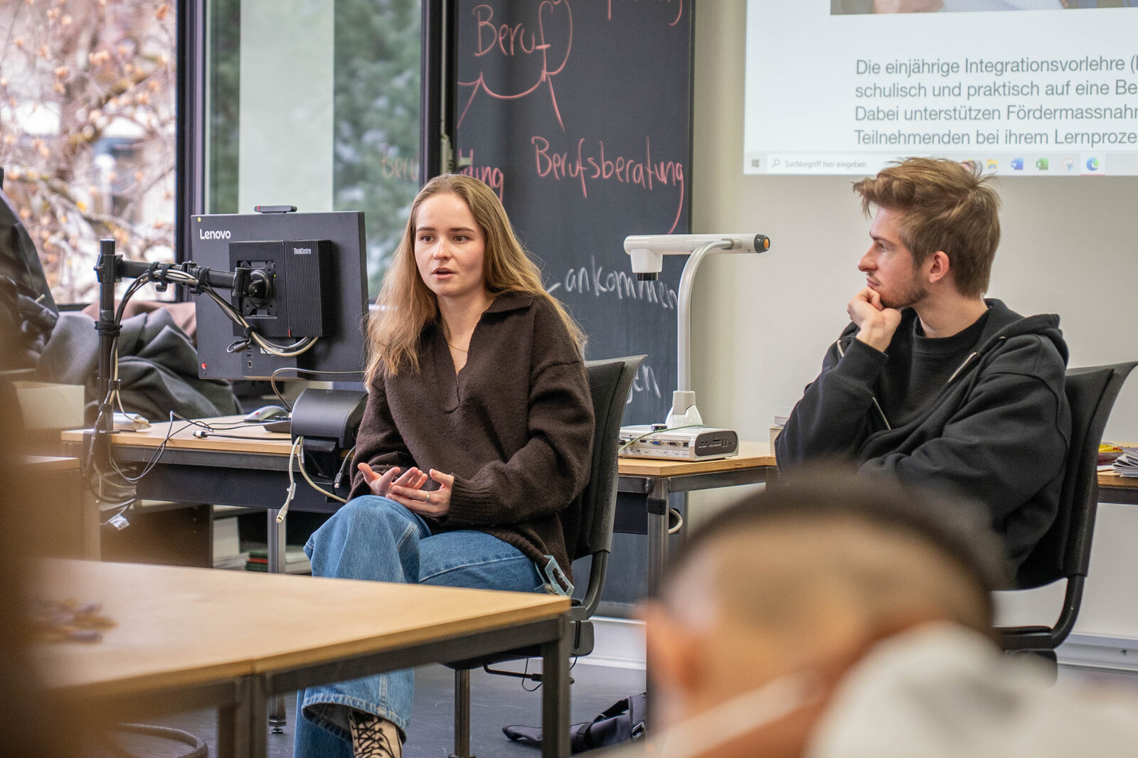 Ehemalige Kursteilnehmende von Klassenlehrperson Dominque Sandoz Mey besuchen besuchen sie und ihren Kurs START! Berufsbildung und erzählen von ihren Erfahrungen bei der erfolgreichen Suche nach einer INVOL-Stelle.
