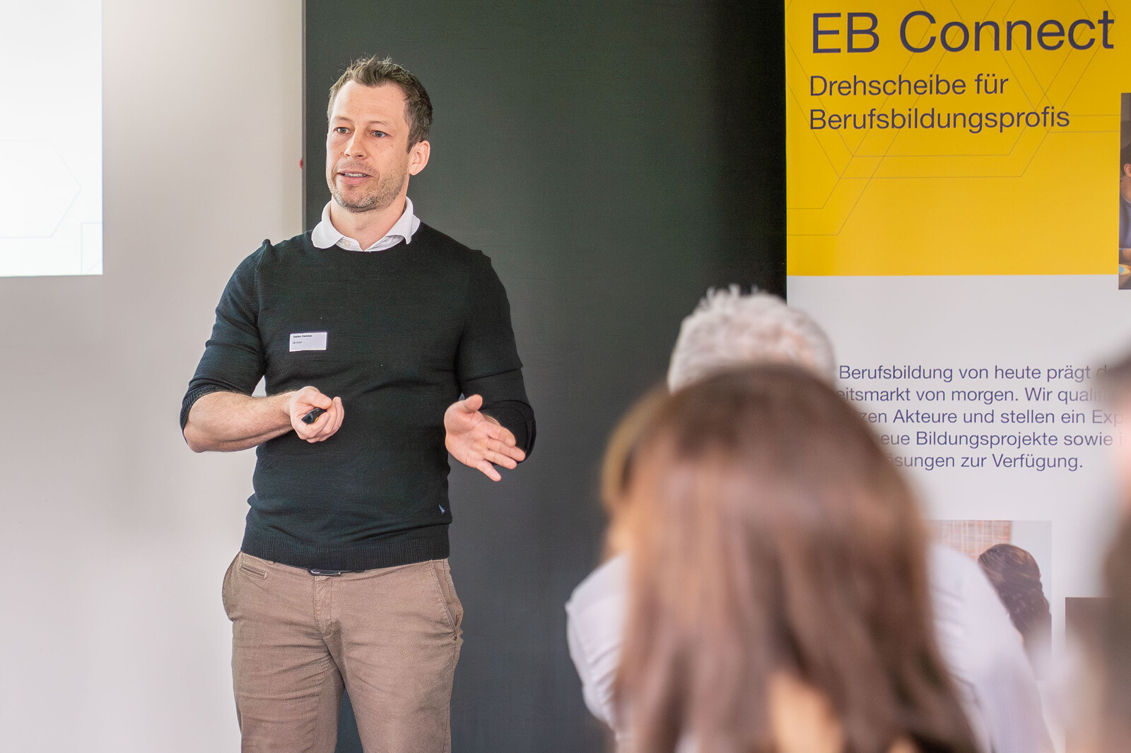 Am Morgengipfel tauschen sich die Teilnehmer rege aus.