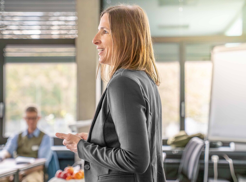 Am Morgengipfel tauschen sich die Teilnehmer rege aus.