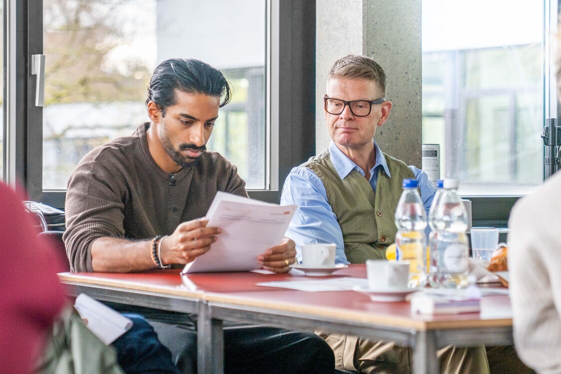 Am Morgengipfel tauschen sich die Teilnehmer rege aus.