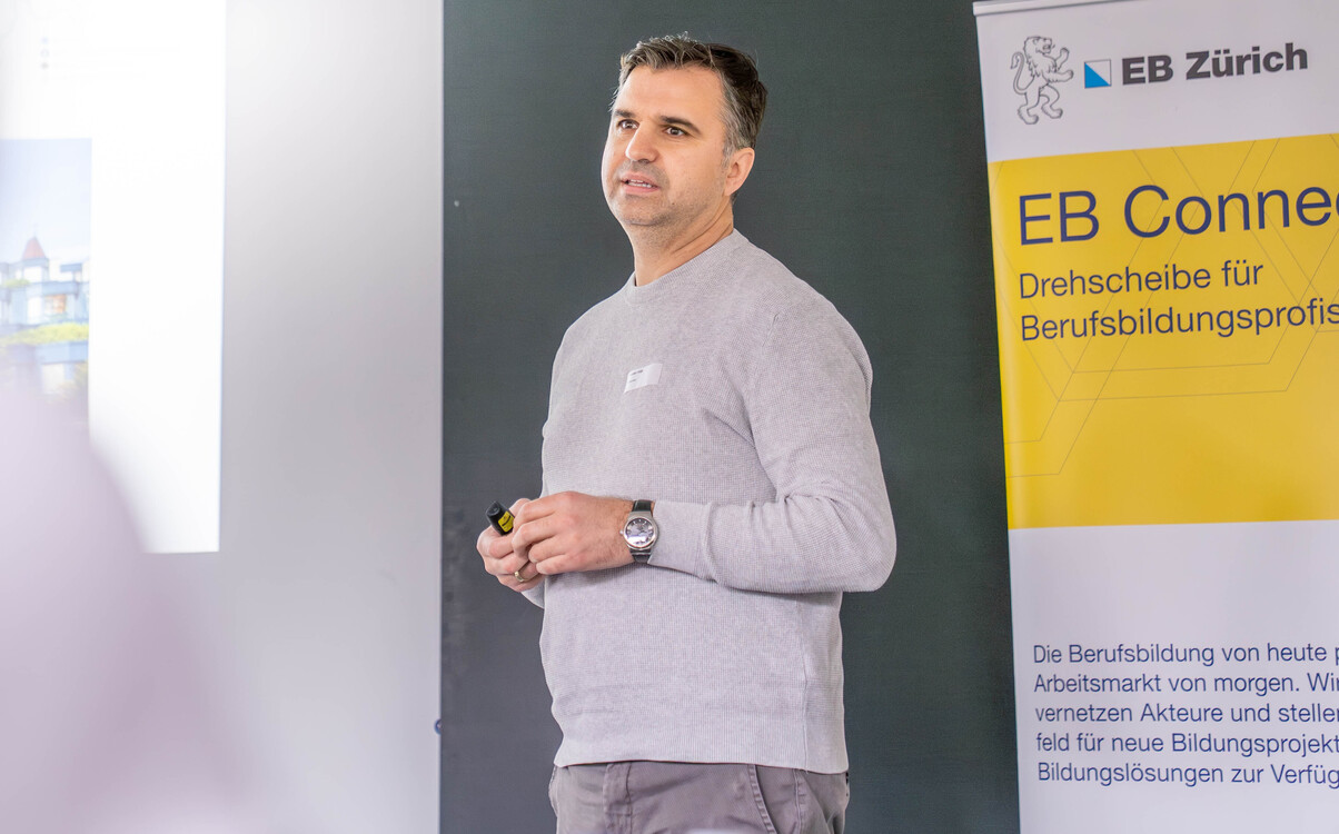 Am Morgengipfel tauschen sich die Teilnehmer rege aus.