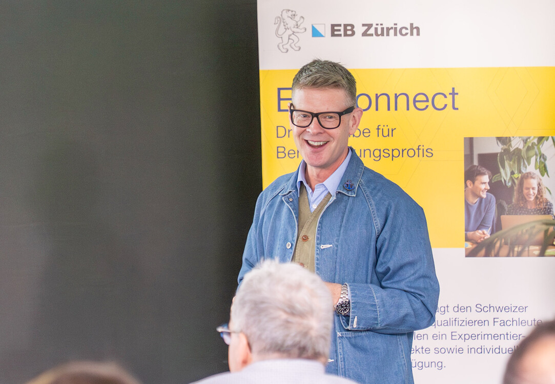 Am Morgengipfel tauschen sich die Teilnehmer rege aus.