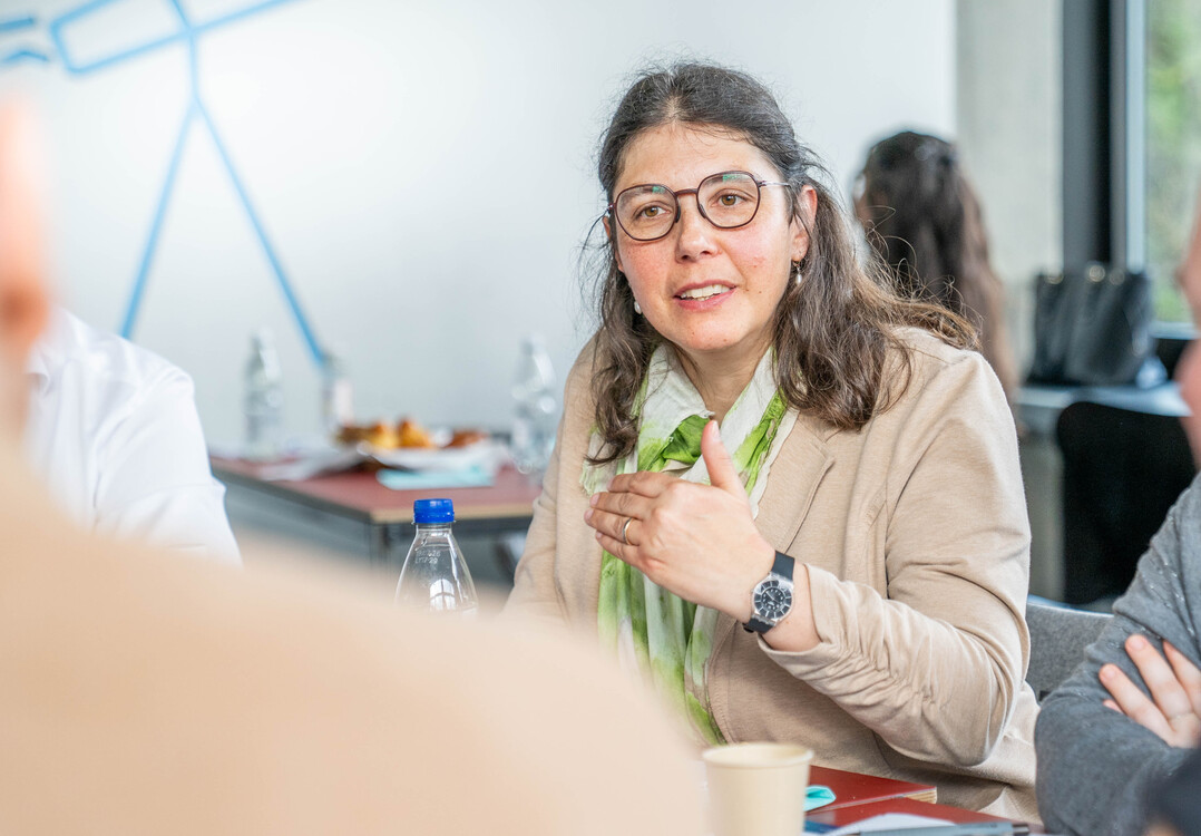 Am Morgengipfel tauschen sich die Teilnehmer rege aus.