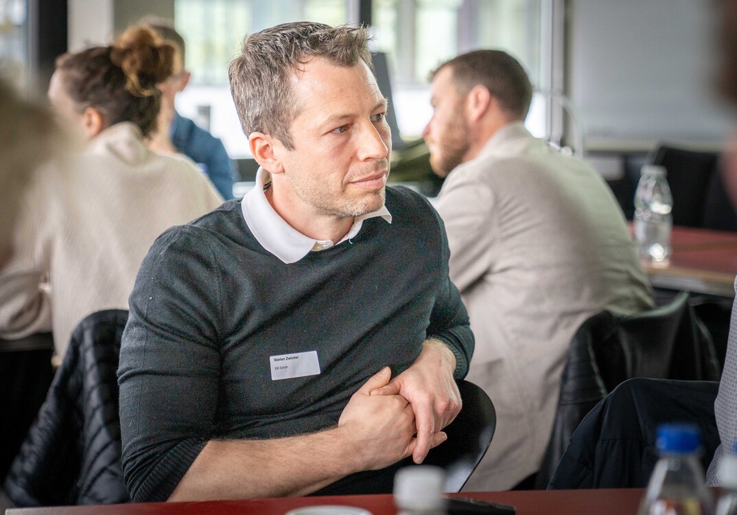 Am Morgengipfel tauschen sich die Teilnehmer rege aus.