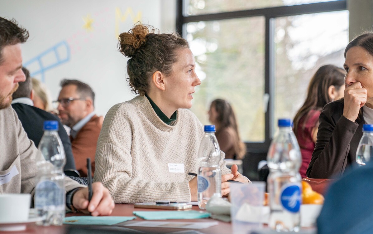 Am Morgengipfel tauschen sich die Teilnehmer rege aus.