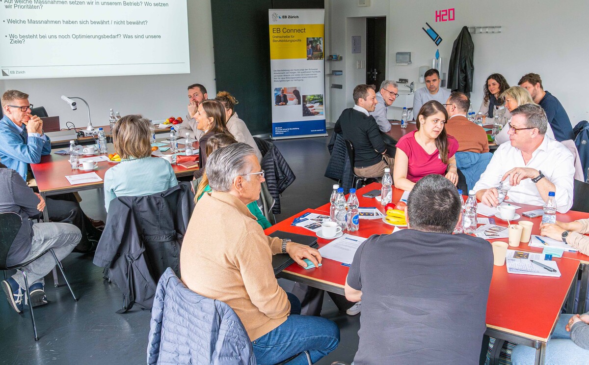 Am Morgengipfel tauschen sich die Teilnehmer rege aus.