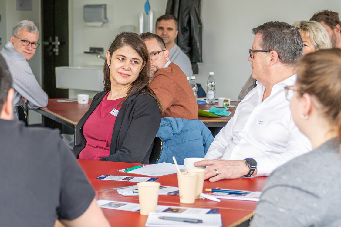 Am Morgengipfel tauschen sich die Teilnehmer rege aus.