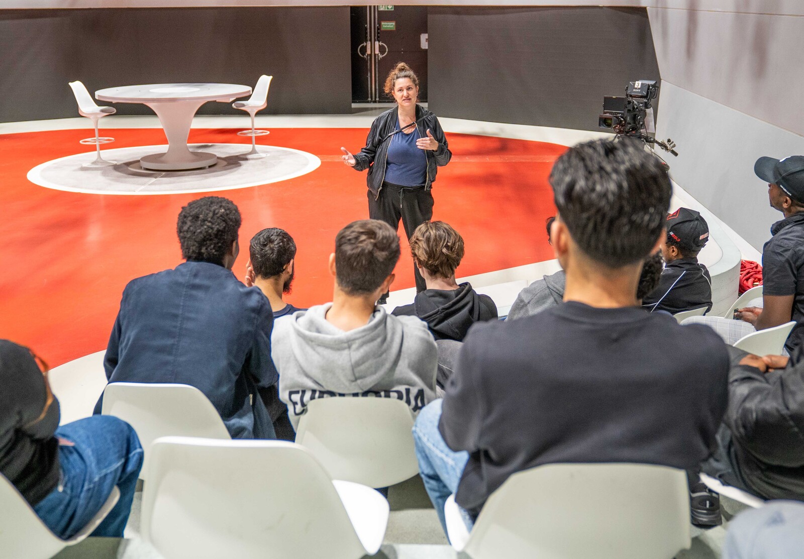 Besuch des Kurses Integrationsvorlehre INVOL beim Schweizer Radio und Fernsehen SRF in Zürich/Leutschenbach; hier im Studio des Sportpanorama