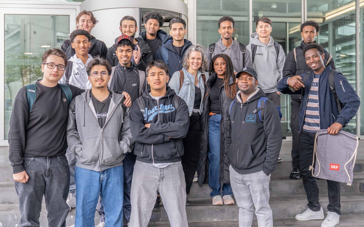 Besuch des Kurses Integrationsvorlehre INVOL beim Schweizer Radio und Fernsehen SRF in Zürich/Leutschenbach, Gruppenfoto der Teilnehmer/-innen