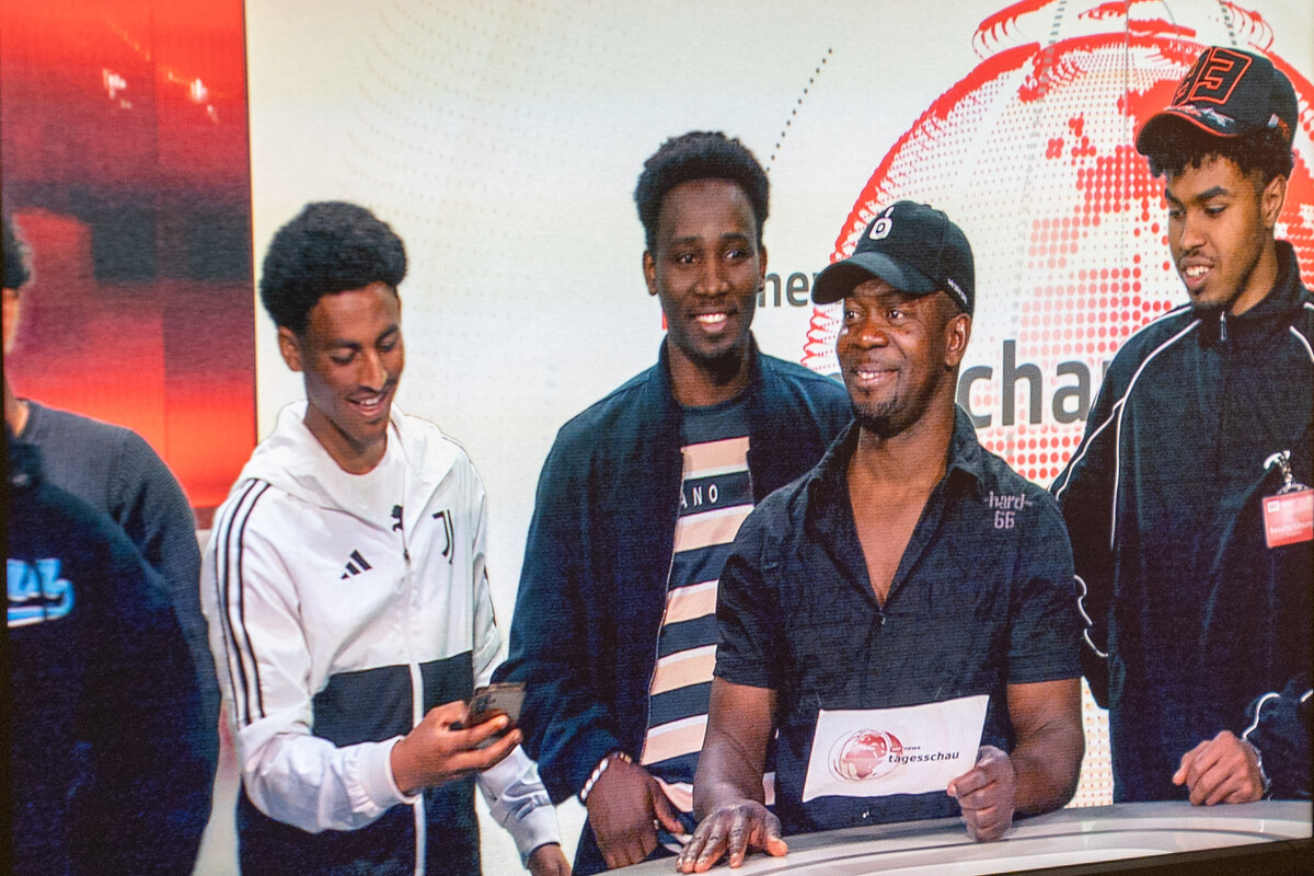 Besuch des Kurses Integrationsvorlehre INVOL beim Schweizer Radio und Fernsehen SRF in Zürich/Leutschenbach, hier stehen sie vor der Kamera und sprechen die Tagesschau