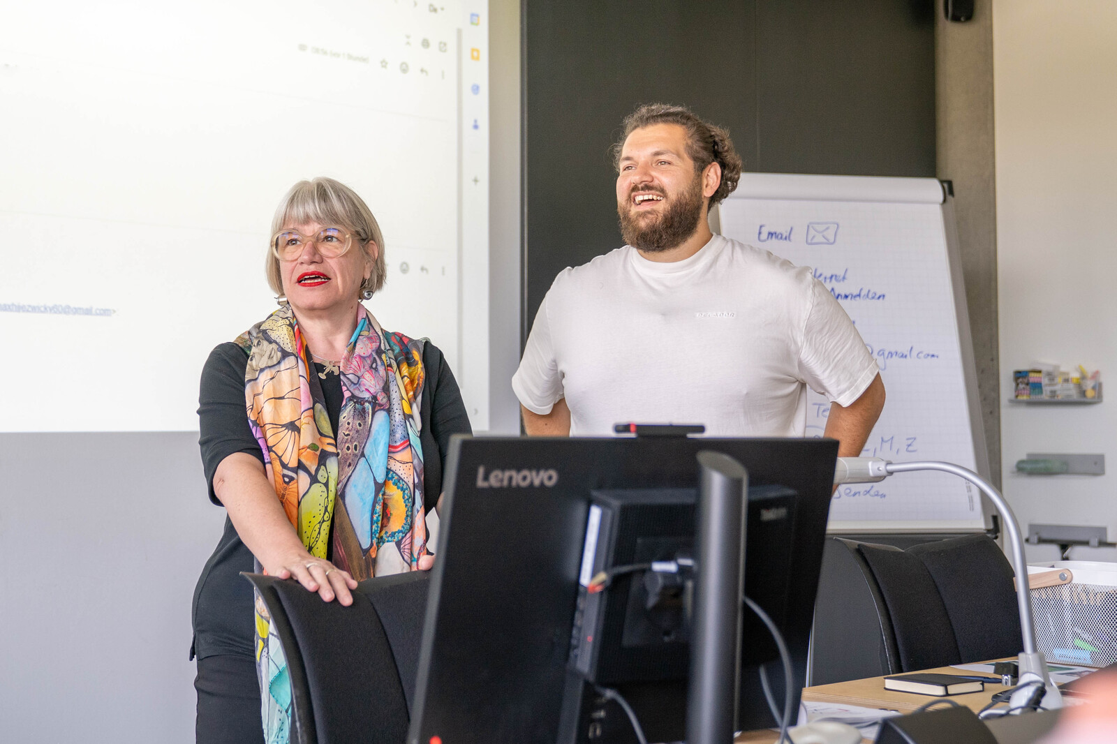 die Kursleiterin und der RAV Personalberater begrüssen die Teilnehmer/-innen im Kurs