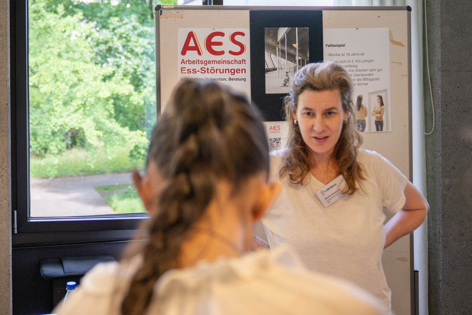 Eine Berufsbildnerin besucht den Stand der Arbeitsgemeinschaft Ess-Stoerungen am Berufsbildnermarkt.