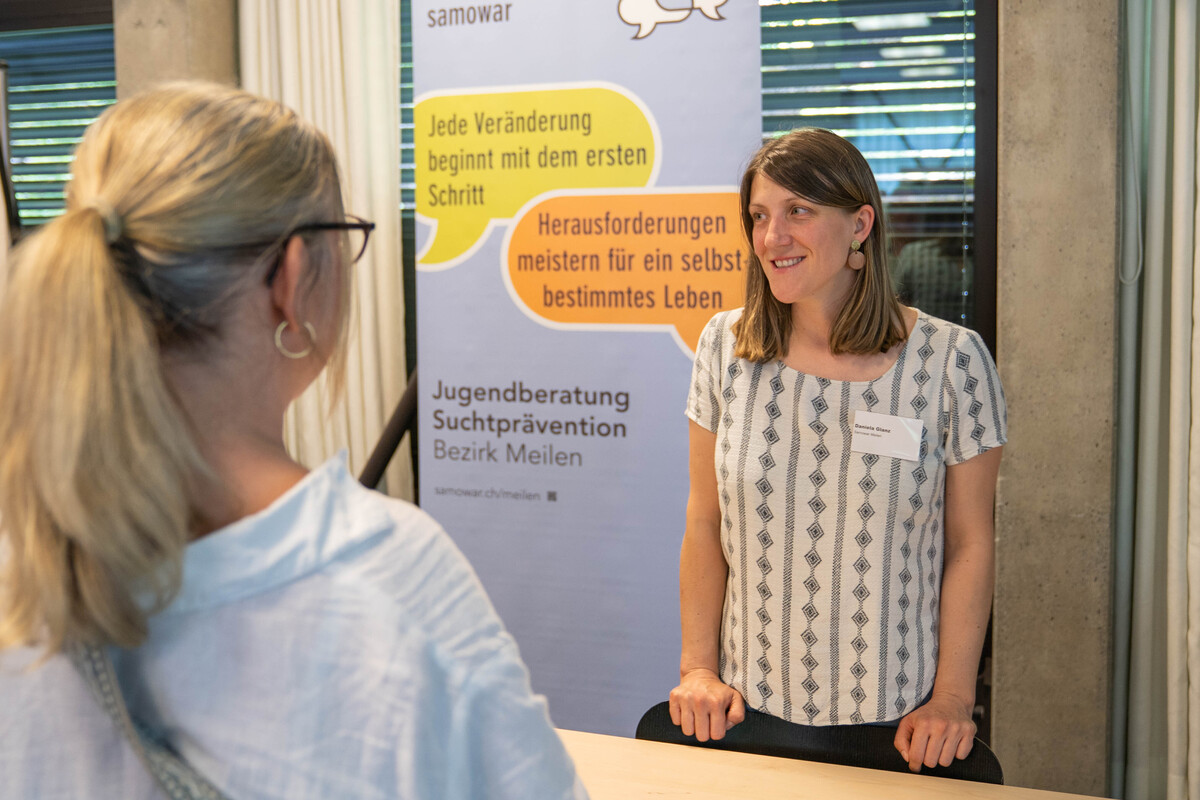 Daniela Ganz am Stand der Samowar Jugendberatung am Berufsbildnermarkt