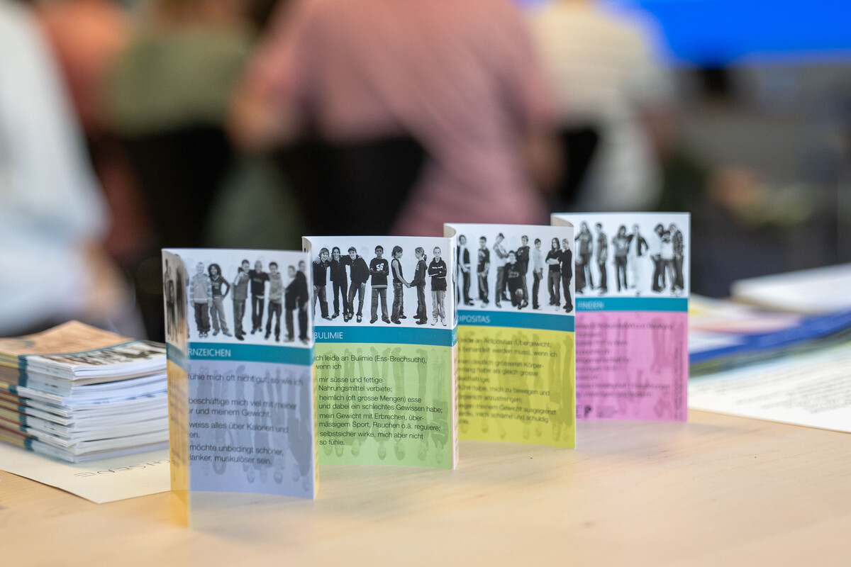 Prospekte am Stand der Arbeitsgemeinschaft Ess-Störungen am Berufsbildnermarkt