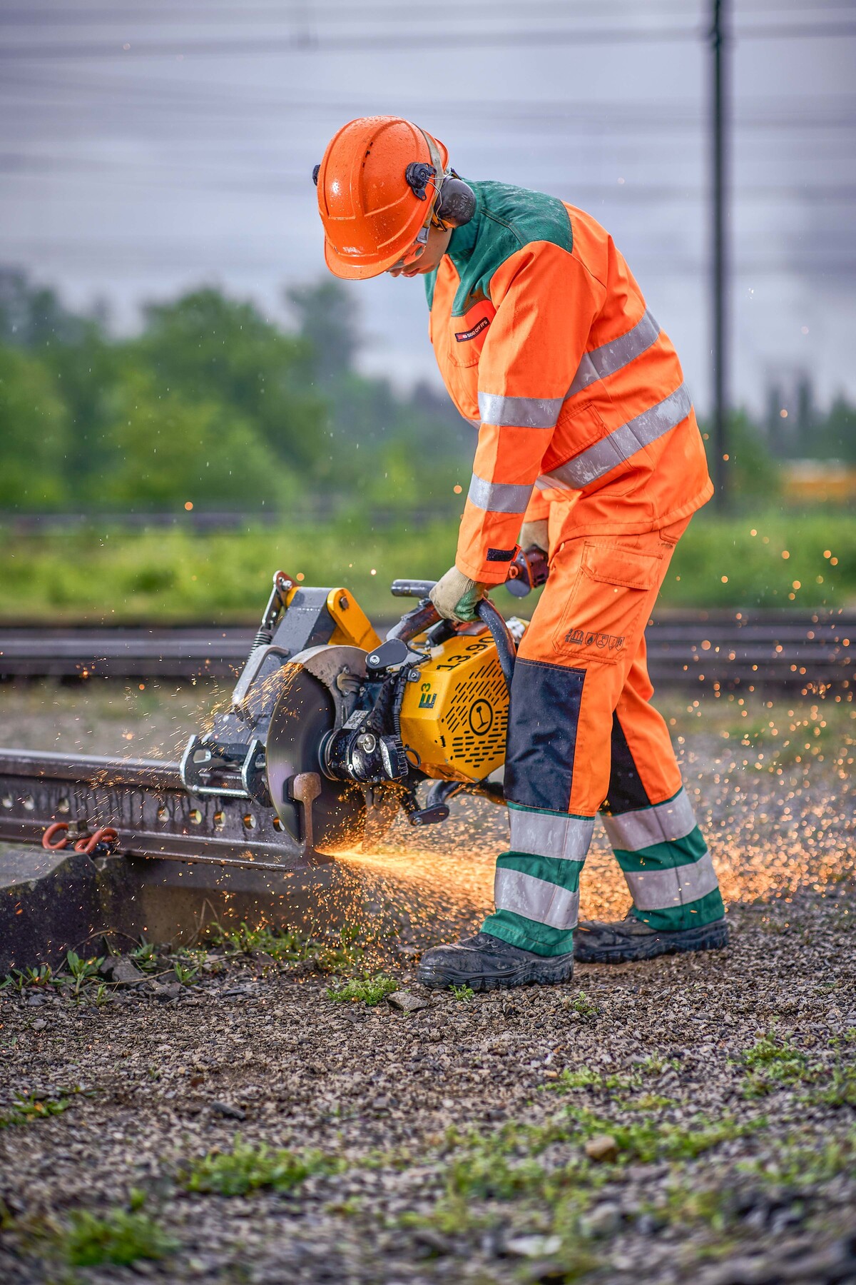 Ein Mitarbeiter der login Berufsbildungs AG bei der Arbeit im Gleisbau